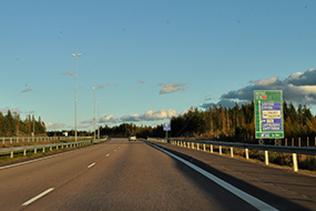 Российским автотуристам разъясняют правила вождения в Финляндии