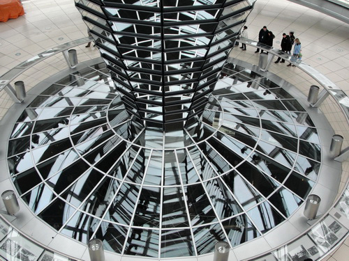 Конструкция из стекла в куполе Рейхстага в Берлине