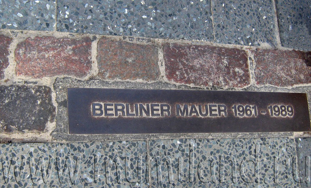 Чугунные пластины с надписью Berliner Mauer 1961-1989