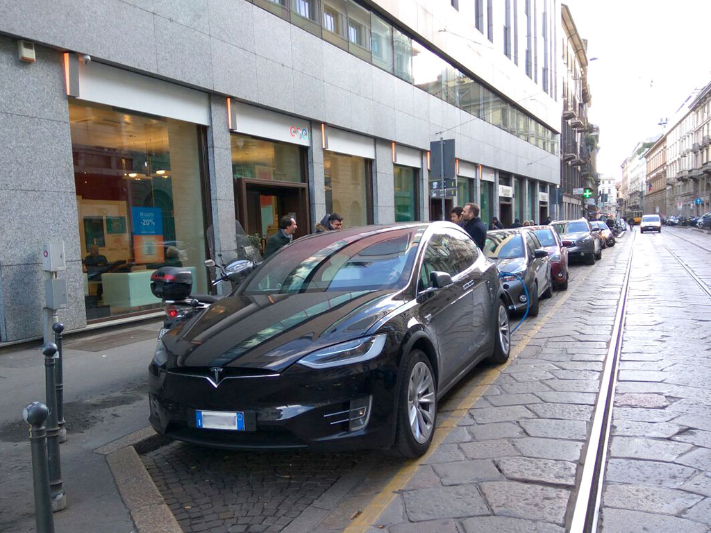 Электромобиль Тесла на улицах Милана в Италии