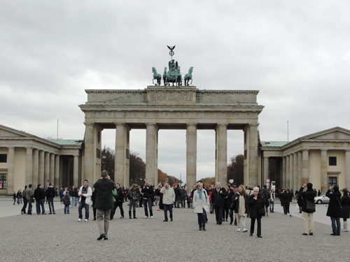 Бранденбургские ворота в Берлине - символ объединения Германии