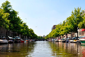 Прогулка по каналам Амстердама в Нидерландах