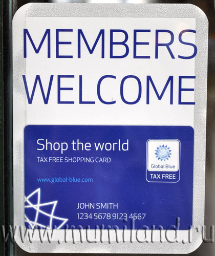 Наклейка на дверях магазина, работающего с Tax Free Shopping
