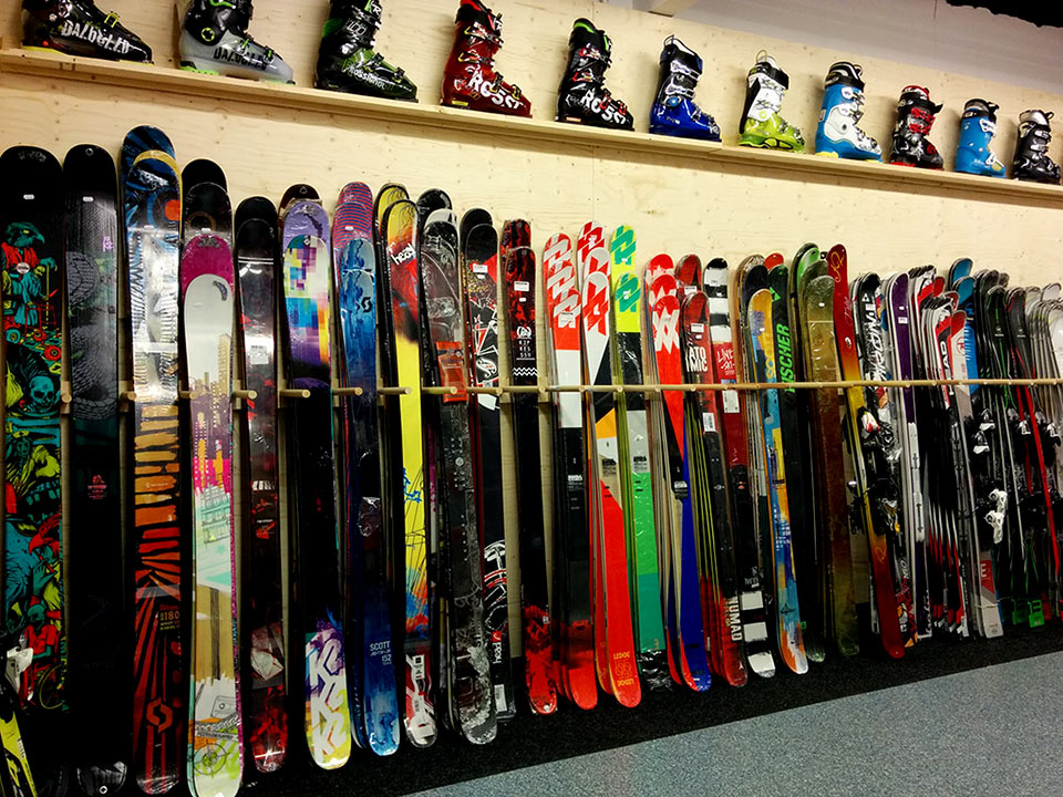 Горные лыжи в спортивном магазине URHEILUPERHE в Лаппеенранте 
