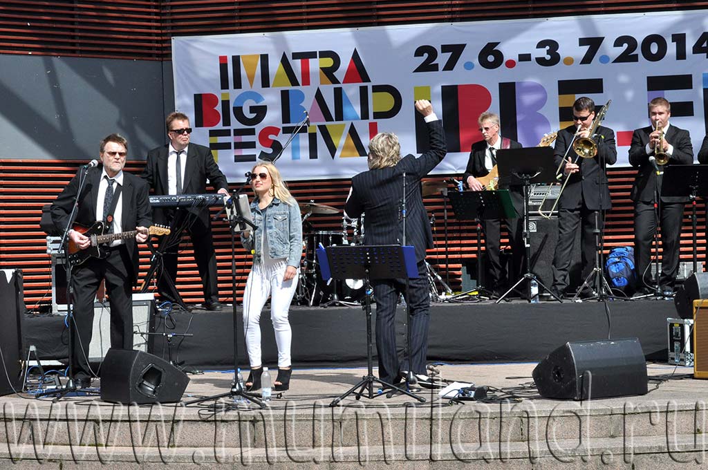 Джазовая певица выступает на фестивале Imatra Big Band Festival в Иматре