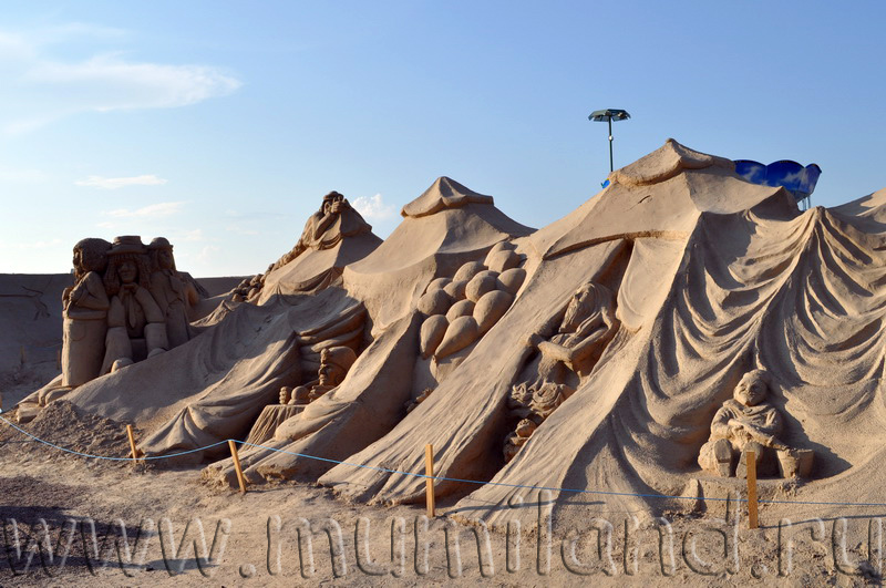 Замок из песка в Лаппеенранте, цирковые шатры